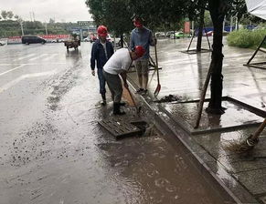 市政工程管理處積極疏導(dǎo)排水系統(tǒng)應(yīng)對強降雨